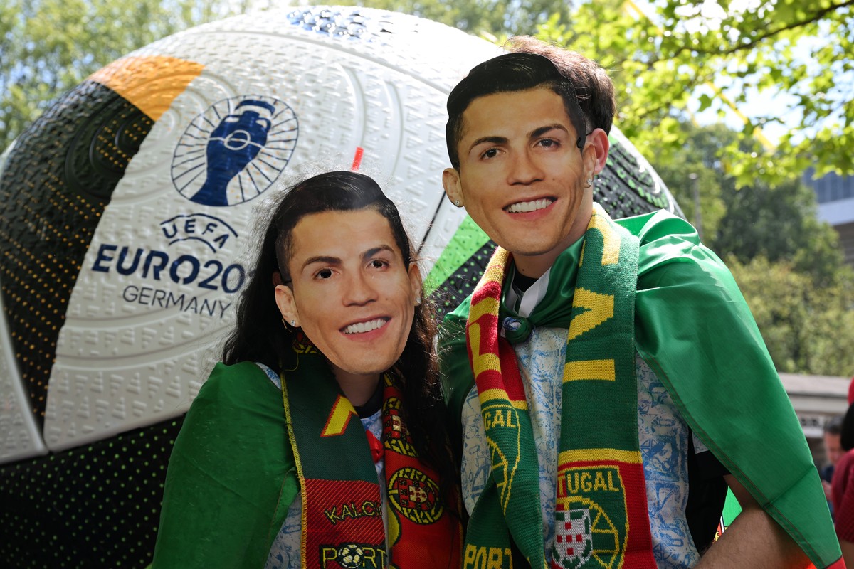 22.06.2024, Nordrhein-Westfalen, Dortmund: Fu�ball: UEFA Euro 2024, EM, T�rkei - Portugal, Vorrunde, Gruppe F, 2. Spieltag, Stadion Dortmund, Fans von Portugals Cristiano Ronaldo stehen vor dem Stadio ...