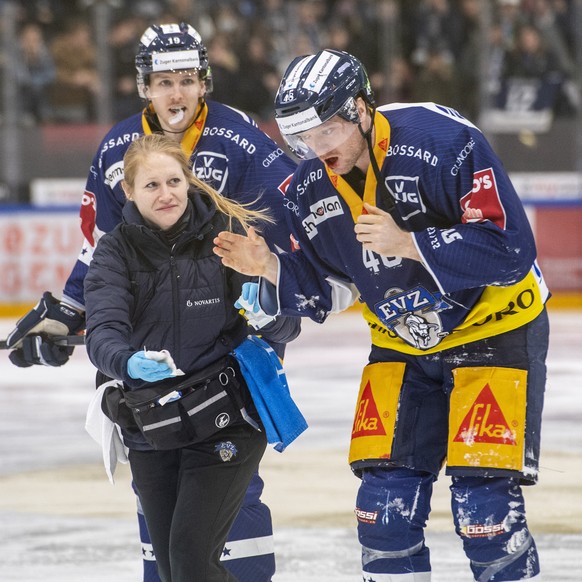 Carl Klingberg von Zug muss verletzt vom Eisfeld beim Eishockey Qualifikationsspiel der National League zwischen dem EV Zug und dem SC Bern am Freitag, 10. Dezember 2021 in Zug. (KEYSTONE/Urs Flueeler ...