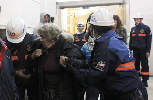 Polizisten helfen Bewohnern in&nbsp;Viña del Mar bei der Evakuierung.