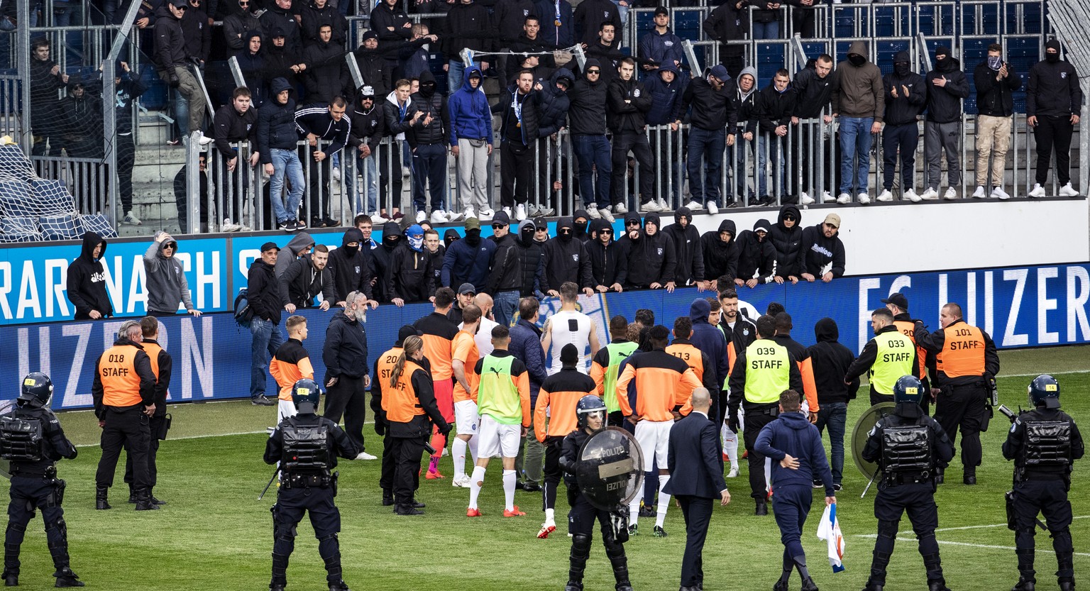 GC Spieler stehen vor GC Hooligans nach dem Spielabbruch im Fussball Meisterschaftsspiel der Super League zwischen dem FC Luzern und dem Grasshopper Club Zuerich in der Swissporarena, am Sonntag, 12.  ...