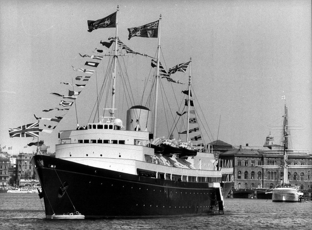 Stockholm 1983-05-25 Brittiskt statsbesök. Fartyget Britannia anländer till Stockholm med drottning Elizabeth och prins Philip ombord. Stockholm Sverige x20360x *** Stockholm 1983 05 25 British state  ...