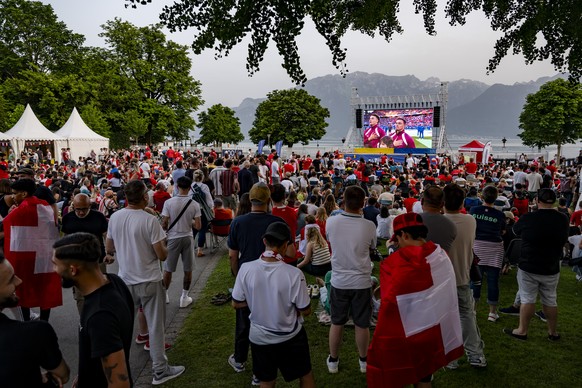 Des supporters de l&#039;equipe de suisse de football regardent sur un ecran geant Xherdan Shaqiri dans une fan zone le match de l&#039;Euro 2024 entre l&#039;Ecosse et la Suisse le mercredi 19 juin 2 ...