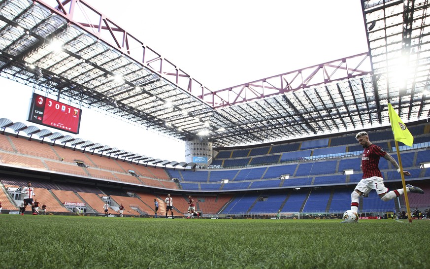 AC Milan&#039;s Samu Castillejo kicks from the corner in an empty stadium during the Serie A soccer match between AC Milan and Genoa at the San Siro stadium, in Milan, Italy, Sunday, March 8, 2020. Se ...