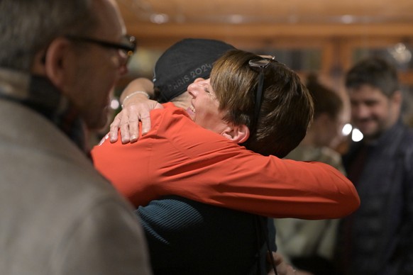 Leichtathlet Simon Ehammer und Mutter Manuela, beim Empfang nach seiner WM-Medaille und Weltrekord im Siebenkampf in Torun, am Montag, 23. Maerz 2026, in Teufen. (KEYSTONE/Gian Ehrenzeller)