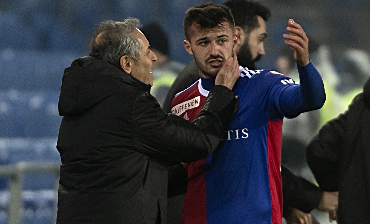 Basels Cheftrainer Marcel Koller, links, und Albian Ajeti, rechts, nach dessen Auswechslung im Fussball Meisterschaftsspiel der Super League zwischen dem FC Basel 1893 und dem FC Zuerich im Stadion St ...