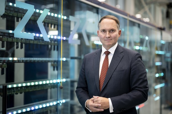 Simon Michel, CEO Ypsomed, posiert fuer den Fotografen am Hauptsitz des Unternehmens Ypsomed, am Donnerstag, 3. Oktober 2024 in Burgdorf. (KEYSTONE/Anthony Anex)