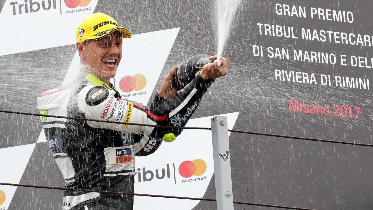 ARCHIVBILD ZUR ABERKENNUNG DES SIEGES VON DOMINIQUE AEGERTER IN MISANO, AM SONNTAG, 15. OKTOBER 2017 - epa06196235 Swiss rider Dominique Aegerter of Kiefer Racing celebrates on the podium after winnin ...