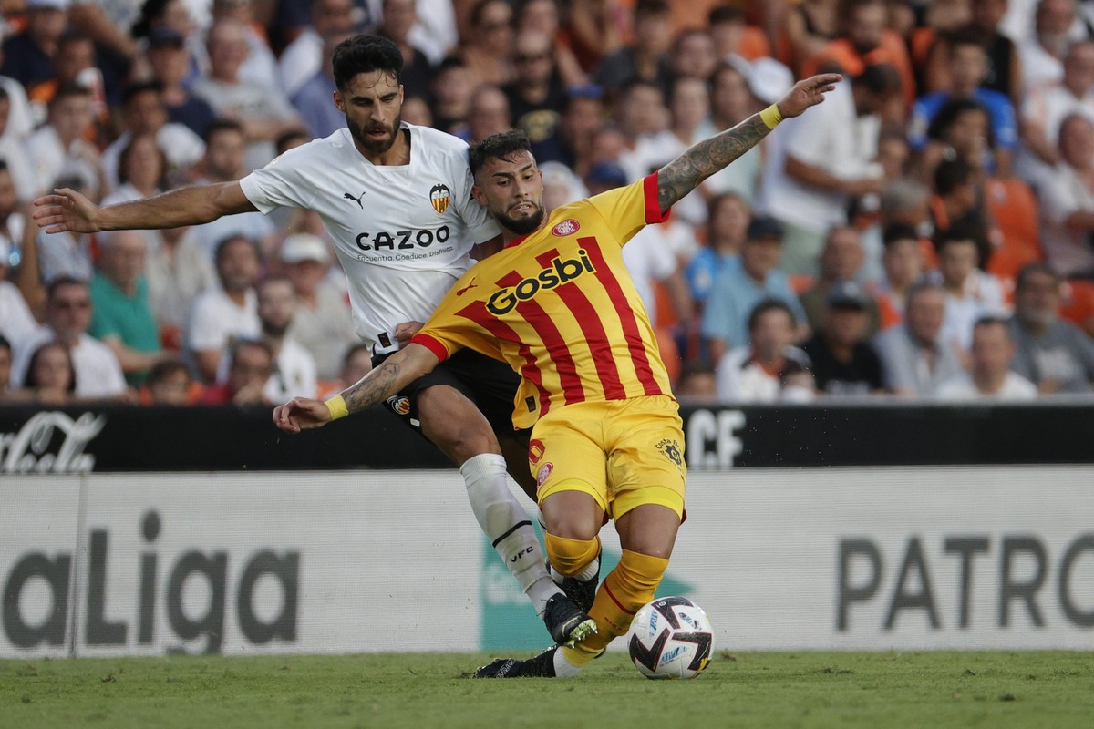 epa10121258 Valencia's defender Eray Comert (L) duels for the ball against Girona's Argentinian striker Valentin 'Taty' Castellanos (R) during their Spanish LaLiga soccer match bet ...