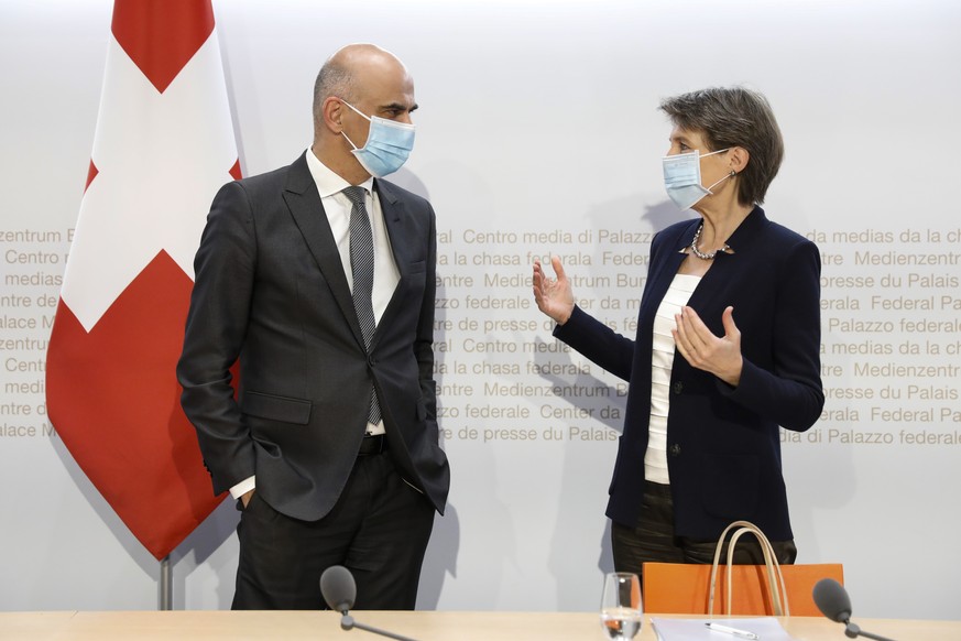 Bundespraesidentin Simonetta Sommaruga, rechts, und Bundesrat Alain Berset diskutieren am Ende einer Medienkonferenz des Bundesrates zur aktuellen Lage im Zusammenhang mit dem Coronavirus, am Dienstag ...