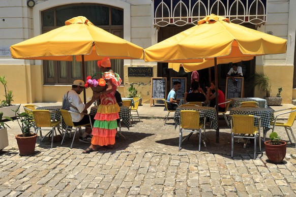 epa12939156 People are chatting in a cafe in Havana, Cuba, 04 May 2026 (issued 07 May 2026). The USA's oil embargo against Cuba has brought the island's crucial tourism industry to a standst ...