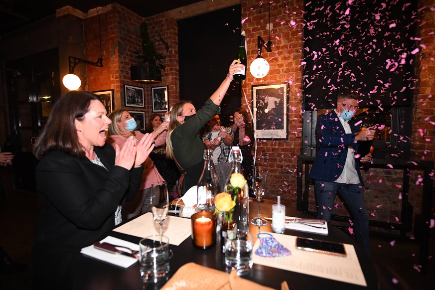 VICTORIA CORONAVIRUS COVID-19, Patrons and staff celebrate eased covid19 restrictions inside of Angus & Bon New York steakhouse in Melbourne, Wednesday, October 28, 2020. Hospitality venues have o ...