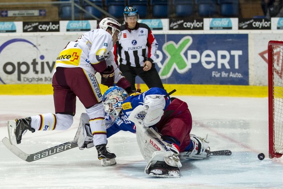 Geneve-Servette HC Verteidiger Henrik Toemmernes, links, trifft im Penaltyschiessen zum Sieg gegen EHC Kloten Torhueter Luca Boltshauser waehrend dem Eishockey-Meisterschaftsspiel der National League  ...