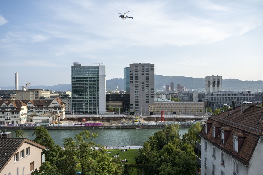 Ein Hubschrauber der Kantonspolizei Zuerich ueberfliegt die Limmat auf der Hoehe des Wipkinger Parks und sucht nach einem vermissten Kanufahrer, am Freitag, 23. Juli 2021, in Zuerich. Trotz Verbot, di ...