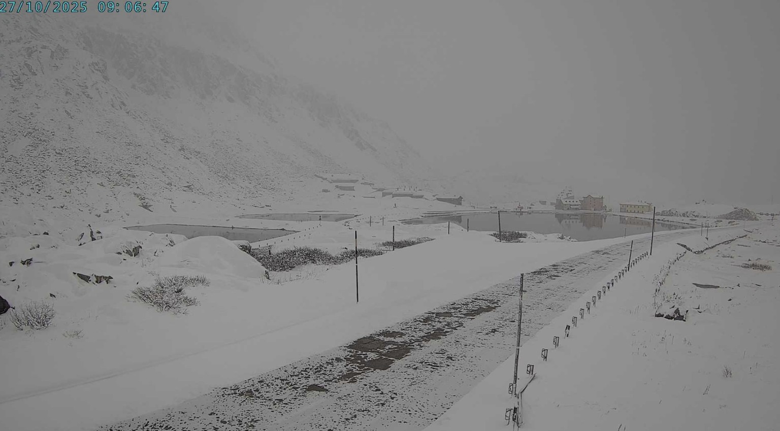Der Gotthardpass ist wegen Schneefalls gesperrt.