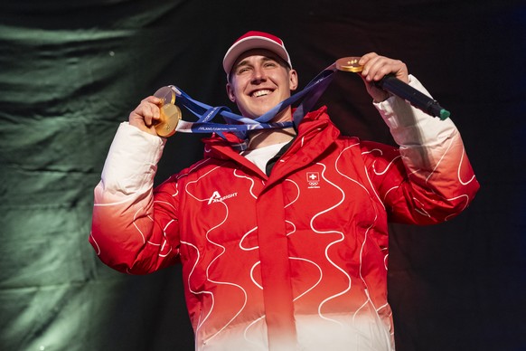 Franjo von Allmen, dreifacher Olympiasieger an den Olympischen Spielen Milano Cortina, zeigt seine drei Goldmedaillen an seinem grossem Empfang durch die Bevoelkerung, am Freitag, 20. Februar 2026 in  ...