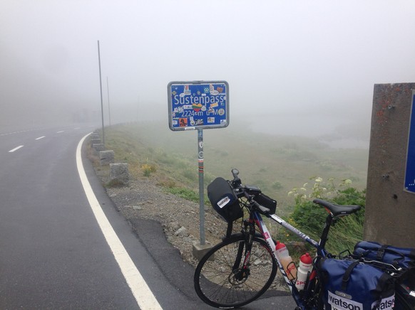 Das Highlight des Tages: Der Sustenpass. Allerdings macht der bei knapp sechs Grad, Nebel und Nieselregen nur bedingt Spass.