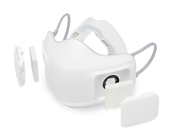 Im Inneren der Maske befinden sich zwei austauschbare Filter mit motorisierten Ventilatoren, die dem Träger das Atmen erleichtern sollen.