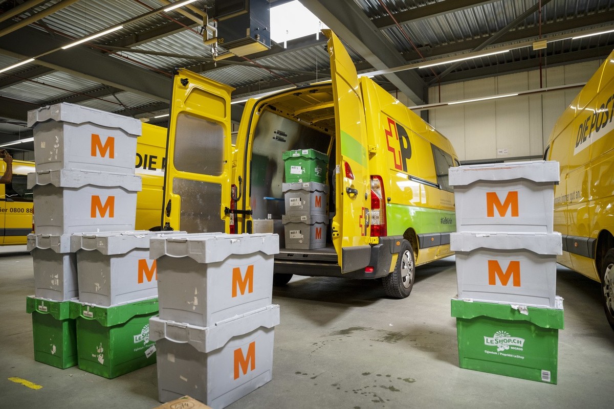 Ein Paketbote der Schweizerischen Post belaedt ein Elektrofahrzeug in der Halle des Distributionszentrum, fotografiert am Dienstag, 15. August 2023 in Ostermundigen. Anlaesslich ihres 175. Geburtstags ...
