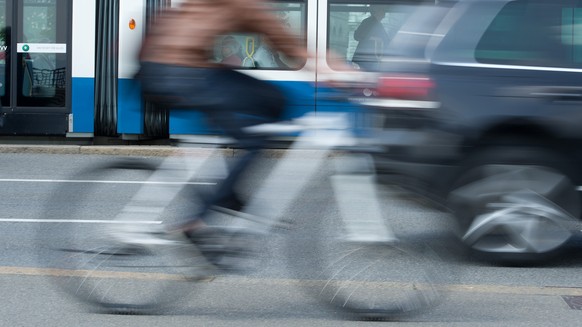 ZUM THEMA UNFAELLE IM STRASSENVERKEHR STELLEN WIR IHNEN FOLGENDES BILDMATERIAL ZUR VERFUEGUNG - Ein Velofahrer und ein Sports Utility Vehicle (SUV) fahren am Mittwoch, 4. Mai 2011 nebeneinander her, a ...