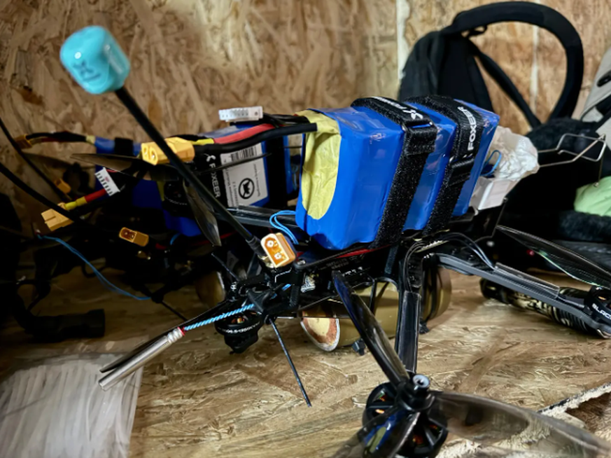 Kamikaze-Drohnen wie diese hier beziehen ihren Strom ebenfalls aus Lithiumionen-Akkus (blau-gelb).