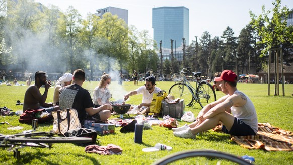 Menschen grillieren und geniessen das sommerliche Wetter auf der Josefswiese in Zuerich, aufgenommen am Samstag, 21. April 2018. (KEYSTONE/Ennio Leanza)