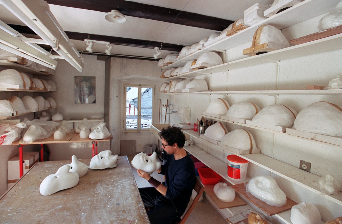 Emanuel Rosenberg, Student an der Scuola Teatro Dimitri in Verscio stellt im Maskenatelier eine weisse Gesichtsmaske her, aufgenommen am 22. September 2004. Jeder Student muss waehrend seiner Ausbildu ...