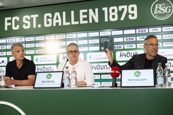 Matthias Hueppi, Praesident des FC St. Gallen, mit den Grossaktionaeren Reto Preisig und Philipp Bienz, von rechts, an einer Medienkonferenz am Mittwoch, 27. Mai 2026, in St. Gallen. Im Nachgang des C ...