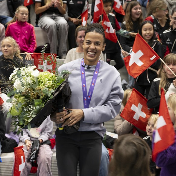 Die Gemeinde Koeniz ehrt die Weltmeisterin Ditaji Kambundji, am Mittwoch, 15. Oktober 2025, in Koeniz. Die Huerdenlaeuferin gewann an den Weltmeisterschaften in Tokyo Gold ueber 100 Meter Huerden. (KE ...