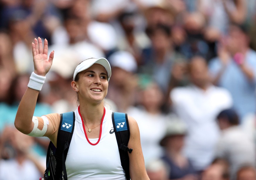 epa10736719 Belinda Bencic of Switzerland waves after losing against Iga Swiatek of Poland their Women&#039;s Singles 4th round match at the Wimbledon Championships, Wimbledon, Britain, 09 July 2023.  ...