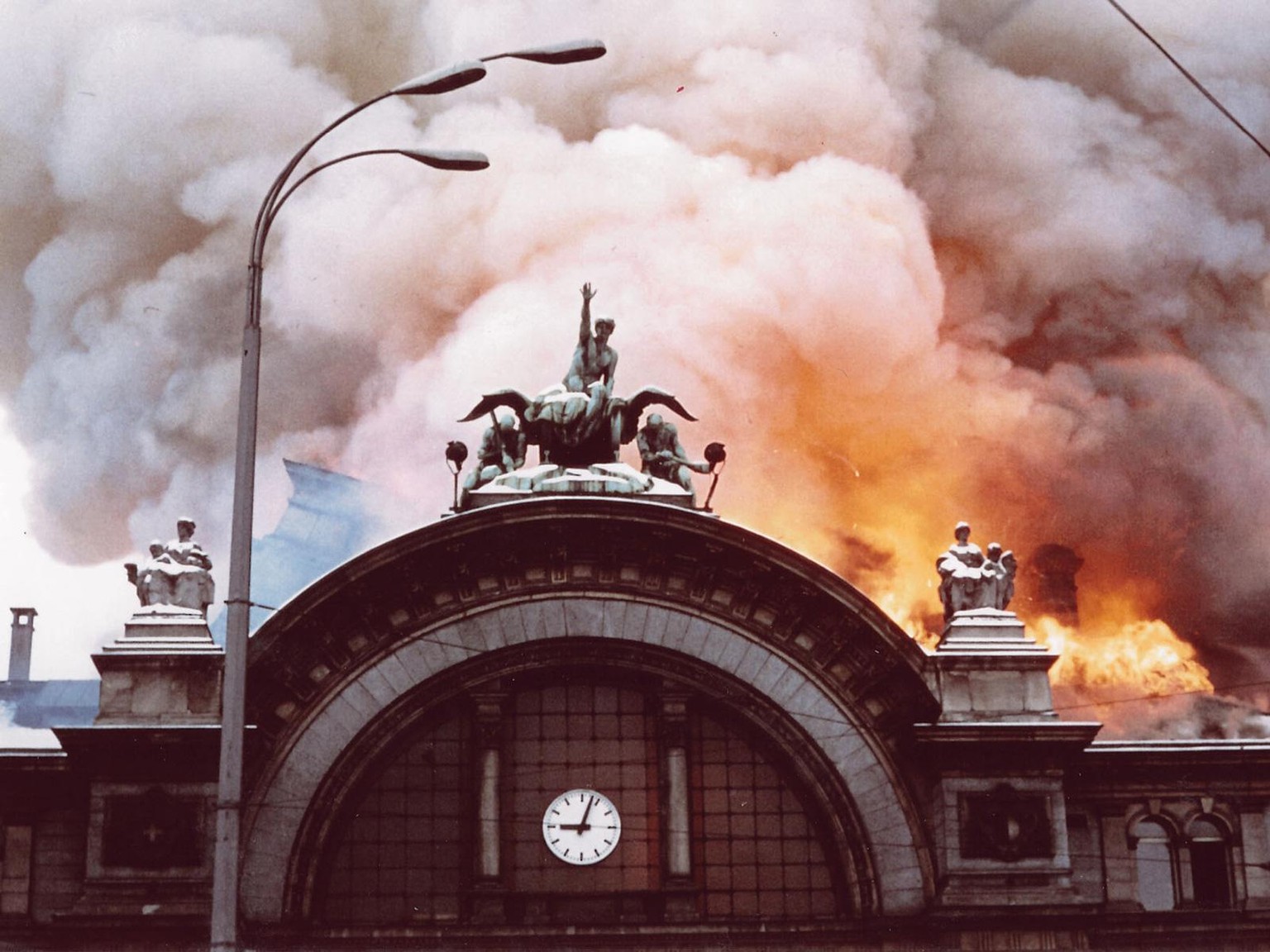 Kulminationspunkt des Brandes im Bahnhof Luzern: Die Hauptkuppel stürzt ein.
https://www.sbbarchiv.ch/detail.aspx?ID=481411