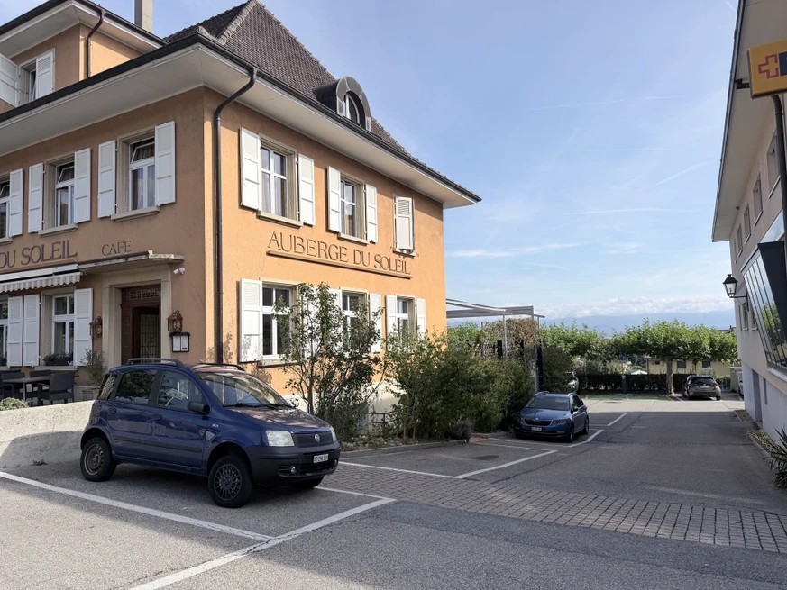 Die «Auberge du Soleil», ein beliebter Ort im Dorf Bursins.