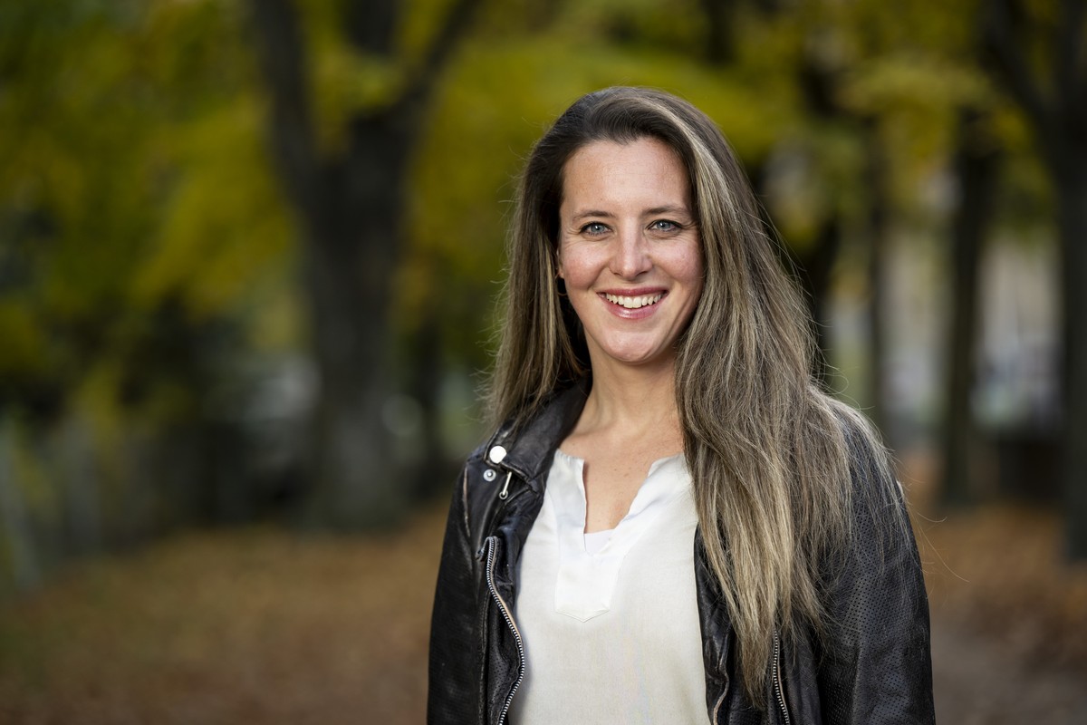 Franziska Biner, deputee Die Mitte Oberwallis et Presidente du Centre du Haut-Valais, pose le mercredi 6 novembre 2024 a Viege. (KEYSTONE/Jean-Christophe Bott)