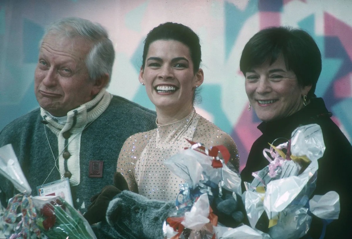 Sie wartet freudig auf die Wertung: Nancy Kerrigan (Mitte) bei den Olympischen Winterspielen 1994 in Lillehammer.