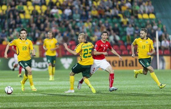 Vilnius, 14.06.2015, Fussball EM Qualifikation, Litauen - Schweiz, vlnr, Fiodor Cernych, Deivydas Matulevicius, Vytautas Andriuskevicius und Arturas Zulpa (LTU) gegen Stephan Lichtsteiner (SUI) (Pasca ...