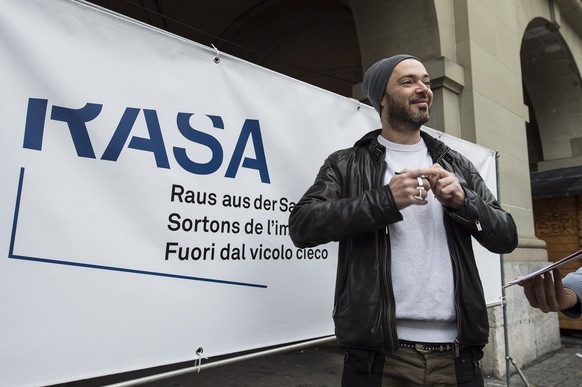 Rapper &quot;Greis&quot; unterschreibt einen Unterschriftenbogen, bei der Lancierung der Volksinitiative &quot;Raus aus der Sackgasse&quot; (RASA), am Dienstag, 2. Dezember 2014, in Bern. Die Volksini ...