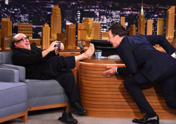 Danny DeVito zeigt Talkmaster Jimmy Fallon sein bestes Stück.