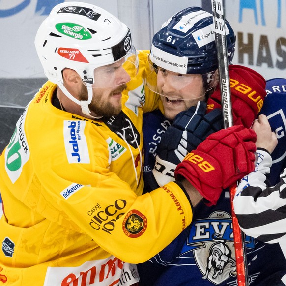 Pruegelei zwischen SCL Tigers Sebastian Schilt, links, und EV Zugs Sven Leuenberger im Eishockey Qualifikationsspiel der National League zwischen dem EV Zug und den SCL Tigers am Samstag, 17. Septembe ...