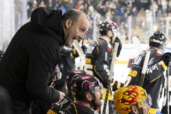 Ajoies Trainer Christian Wohlwend reagiert beim Eishockey Meisterschaftsspiel der National League zwischen dem HC Ajoie und dem Geneve-Servette HC, am Dienstag, 13. Februar 2024, in der Raiffeisen Are ...