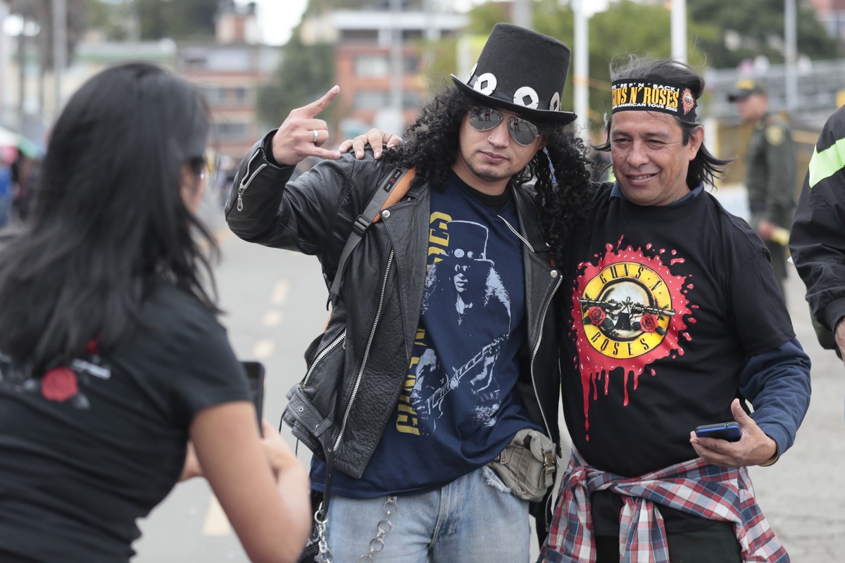 epa10236890 Fans of the rock group Guns N' Roses arrives for the band's concert at El Campin Stadium, in Bogota, Colombia, 11 October 2022. The US band will play two nights in Bogota as part ...