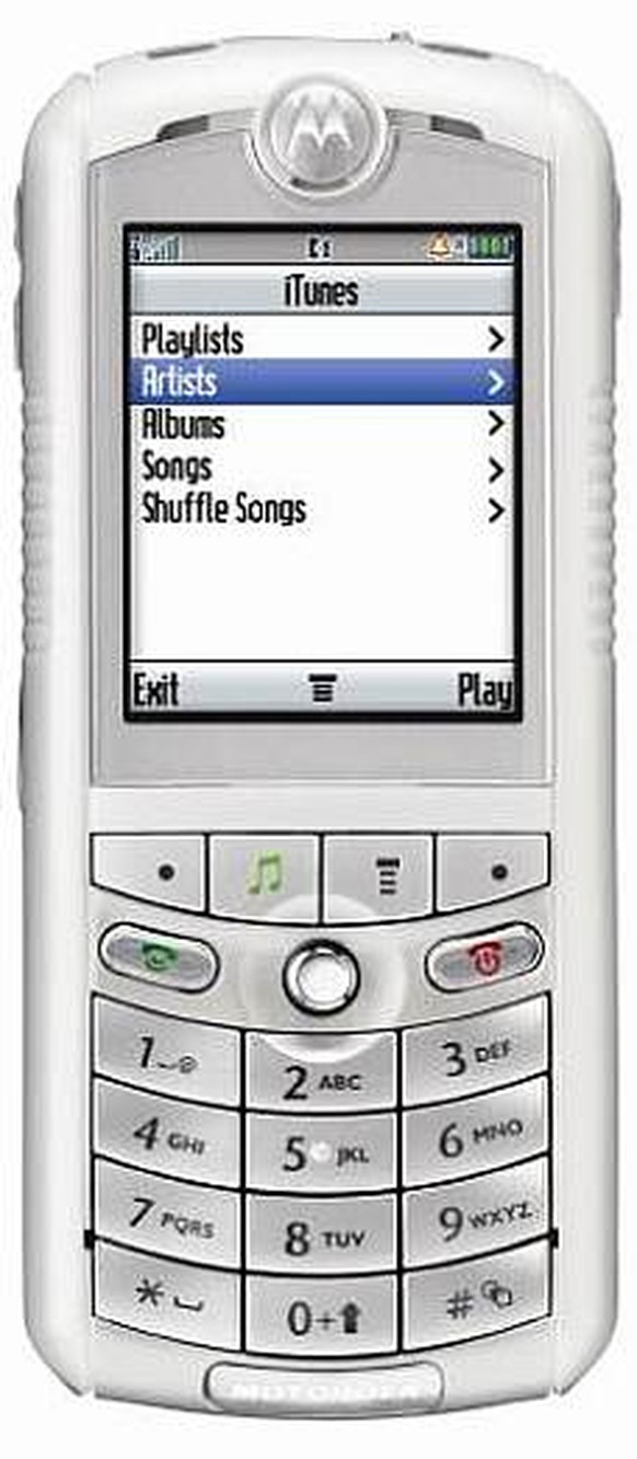 Die grössten Flops der Tech-Geschichte
Das im Jahr 2005 lancierte iTunes-Handy von Motorola und Apple war auch ein Flop.
Motorola-Chef Ed Zander schwärmte: &quot;In ROKR sind Musik und Mobiltelefonie ...