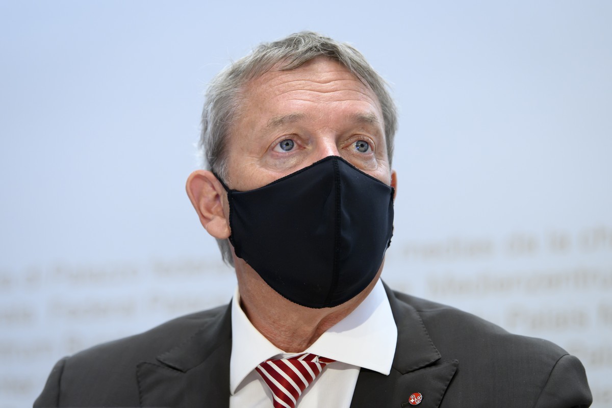 Casimir Platzer, Praesident GastroSuisse, spricht waehrend einer Medienkonferenz des Wirtschaftskomitees 'Nein zum CO2-Gesetz', am Dienstag, 20. April 2021 in Bern. (KEYSTONE/Anthony Anex)