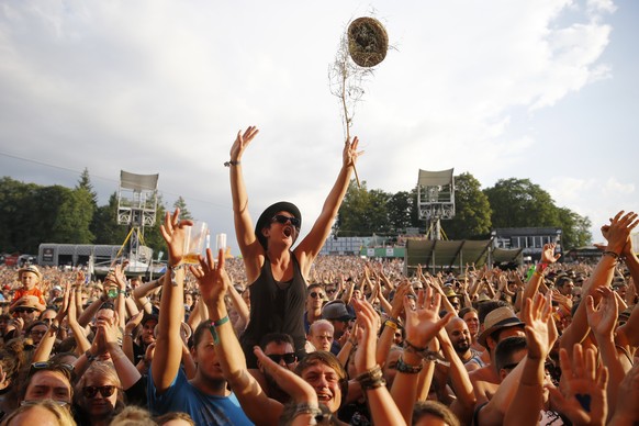 Fans cheer during the performance of Swiss band &#039;Patent Ochsner&#039; at the Gurten music open air festival in Bern, Switzerland, Sunday, July 19, 2015. (KEYSTONE/Peter Klaunzer)