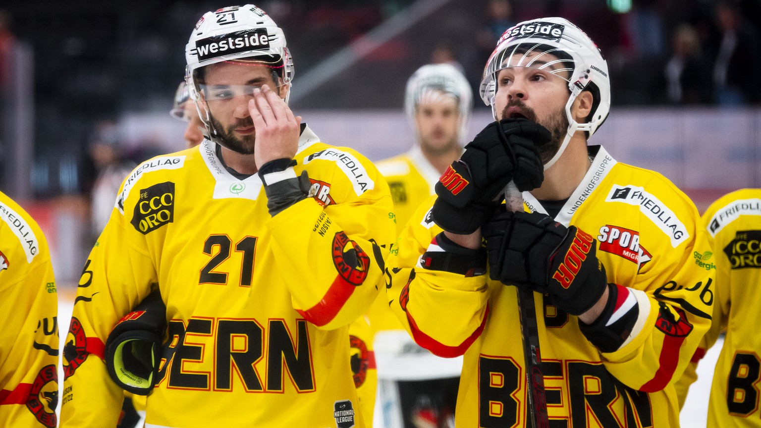 Deception des joueurs bernois Simon Moser et Kaspars Daugavins, lors de la rencontre du championnat suisse de hockey sur glace de National League LNA, entre le Lausanne HC, LHC, et le SC Bern le mardi ...