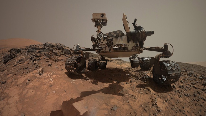 epa04890874 A handout picture released by NASA on 20 August 2015 shows a low-angle self-portrait of NASA&#039;s Curiosity Mars rover vehicle above the &#039;Buckskin&#039; rock target, in the &#039;Ma ...