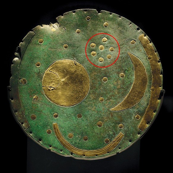 Himmelssceibe von Nebra (Vorderseite)
https://de.wikipedia.org/wiki/Himmelsscheibe_von_Nebra#/media/Datei:Himmelsscheibe.Nebra.vorne.P1034154.jpg