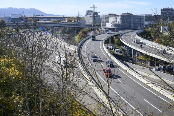 Fahrzeuge auf der Autobahn A1 Bern-Nord, hoehe Verzweigung Wankdorf, fotografiert am Montag, 28. Oktober 2024 in Bern. Am 24. November wird das Schweizer Volk ueber den Bundesbeschluss ueber den Ausba ...