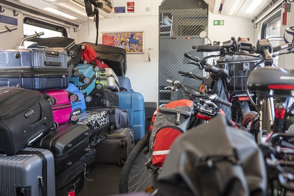 Koffer stapeln sich neben Velos, im Veloabteil im unteren Stock des Familienwagens eines Intercityzuges, am Montag, 13. Juni 2022 zwischen Zuerich und Bern. (KEYSTONE/Alessandro della Valle)