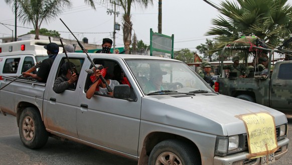 Bewaffnete Zivilisten in Chilapa, im Mai 2015.