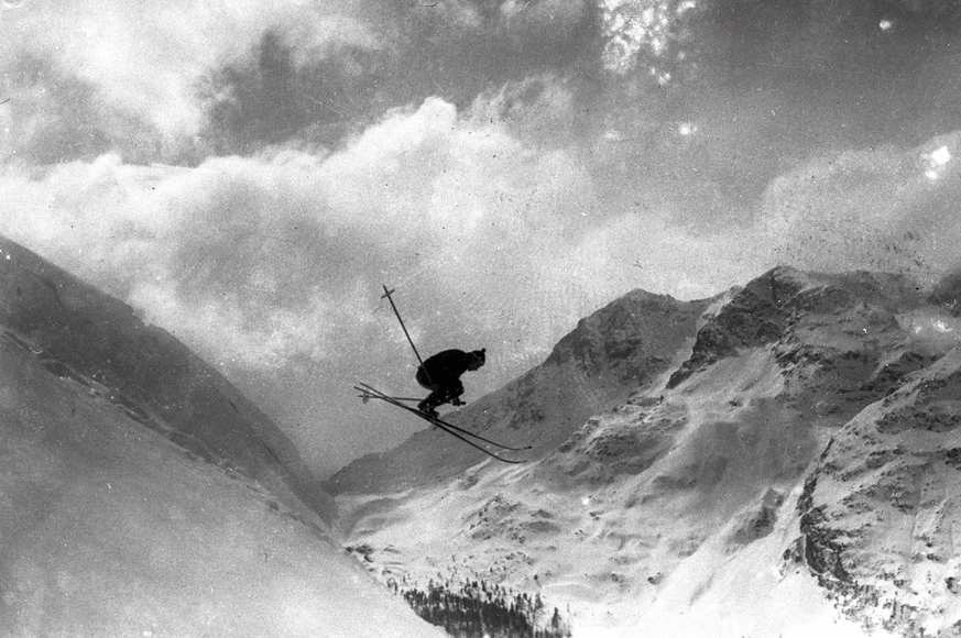 A daring leap at Swiss winter sports . A competitor in the Swiss winter sports now taking place at St Moritz , makes a daring leap in the Alps . 30 December 1933 Switzerland PUBLICATIONxINxAUSxGERxSUI ...