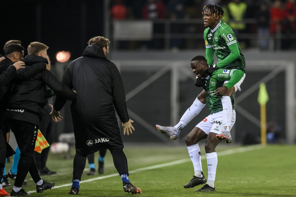 L'attaquant st-gallois Emmanuel Latte Lath, centre, fete son deuxeme but avec le defenseur st-gallois Daouda Guindo, sur ses epaules, lors de la rencontre du championnat de football de Super Leag ...